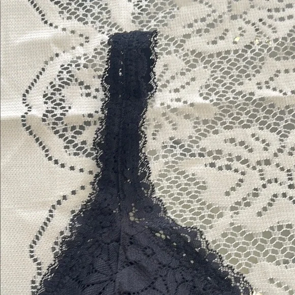 Elegant Black Lace Bralette - Picture 5 of 9